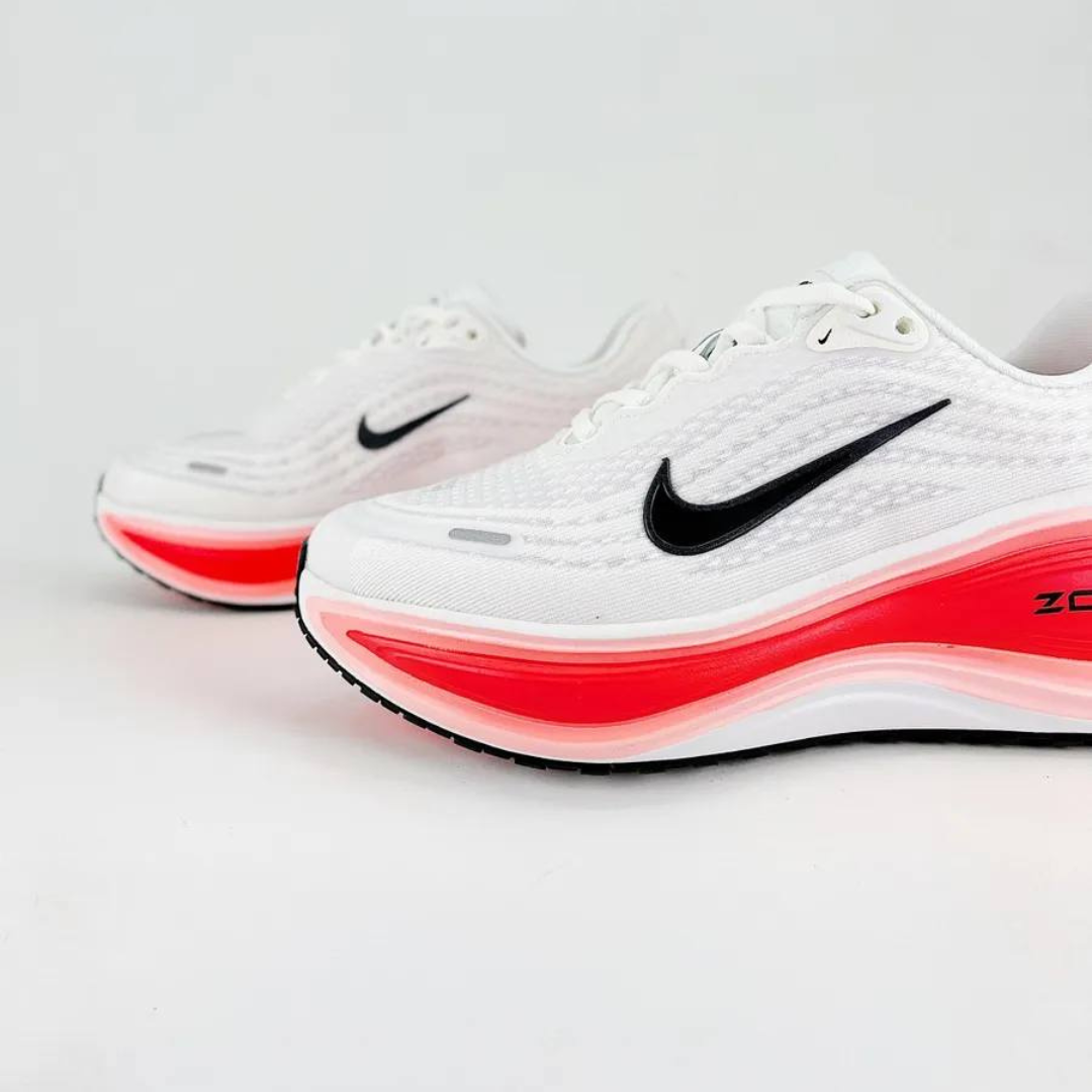 Nike Vomero Plus - Branco/Vermelho