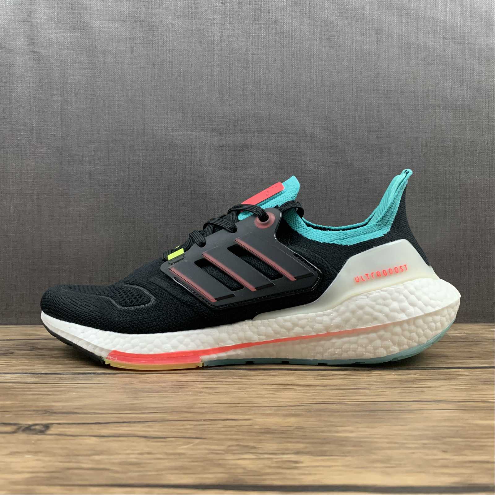 Adidas Ultraboost 22