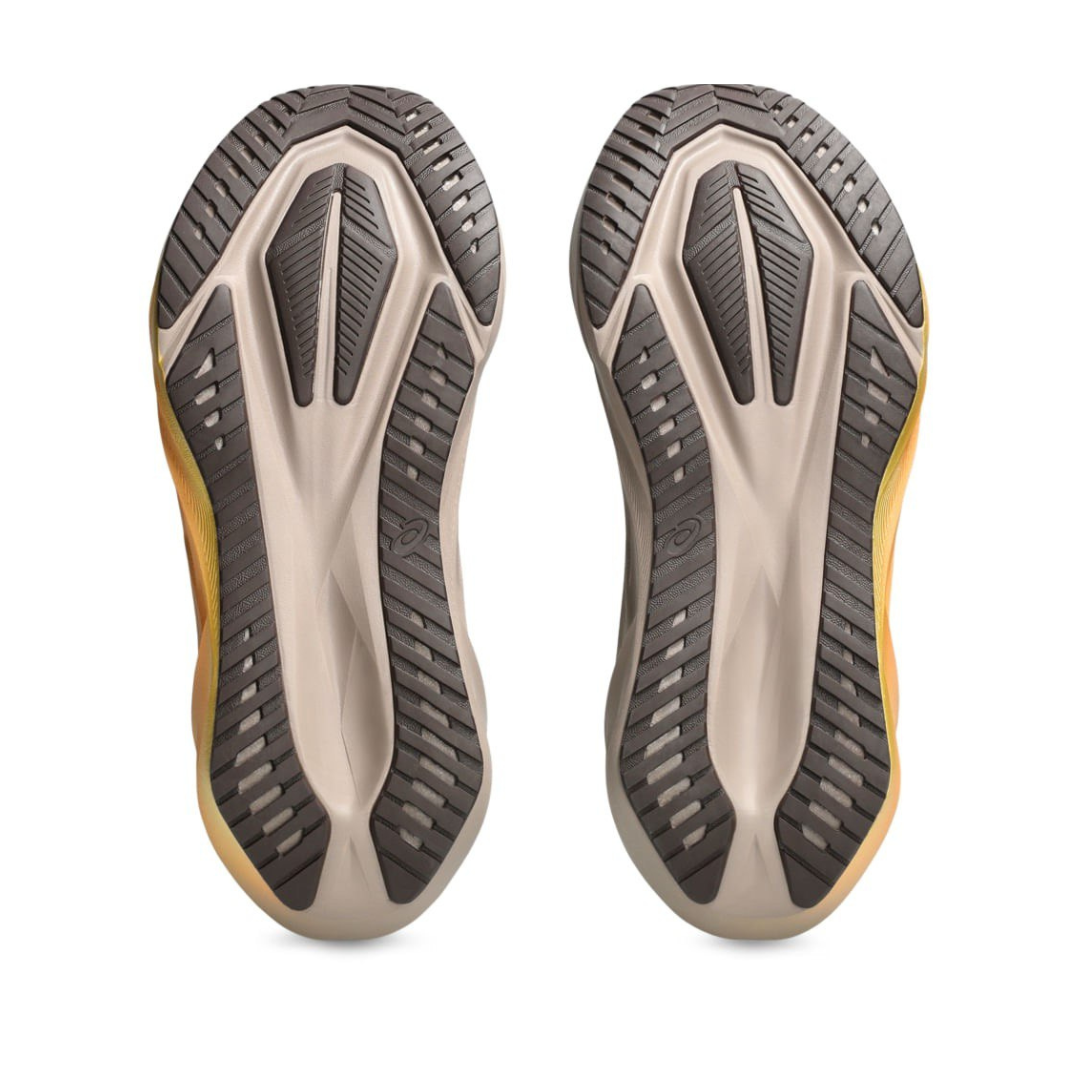 Asics NovaBlast 5 Luxe - Dourado/Marrom