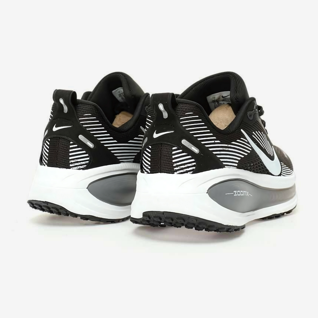 Nike Vomero 18 - Preto/Branco/Cinza