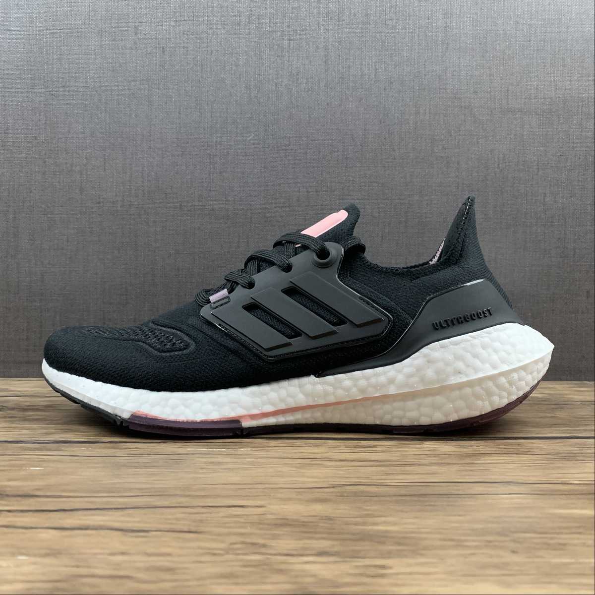 Adidas Ultraboost 22